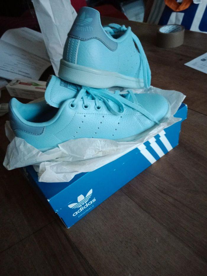 Basket Adidas édition limité bleu glacé fille 35 - photo numéro 2