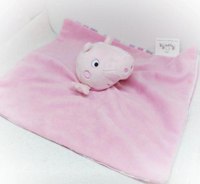 Peluche plush doudou mouchoir cochon Peppa pig plat bi matière tissu velours - photo numéro 1