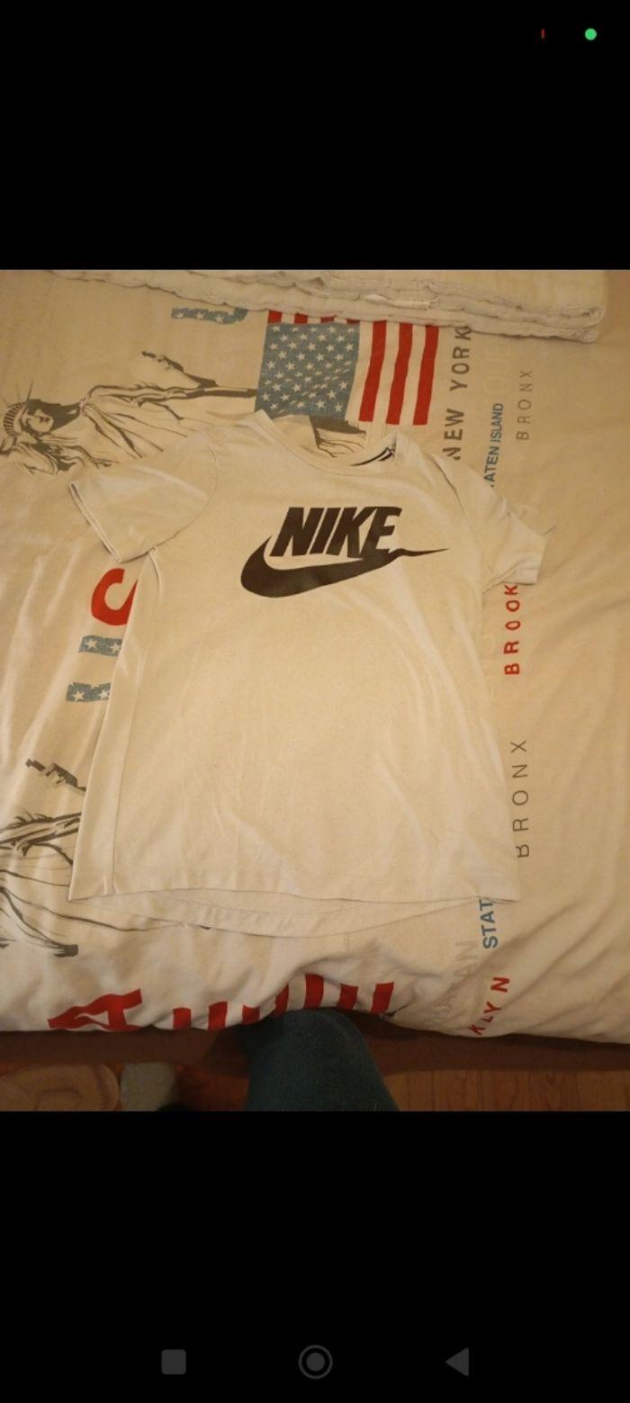 Tee shirt nike taille S en très bon état 👌🏻 - photo numéro 1