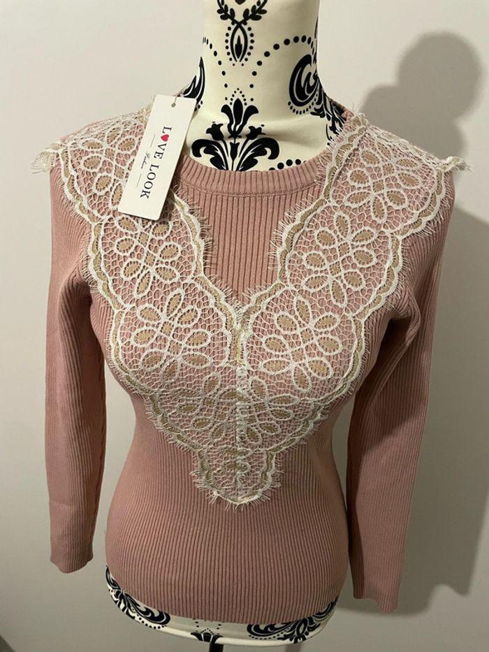 Pull rose manches longues col rond à dentelle blanc neuf love look taille S/M - photo numéro 2