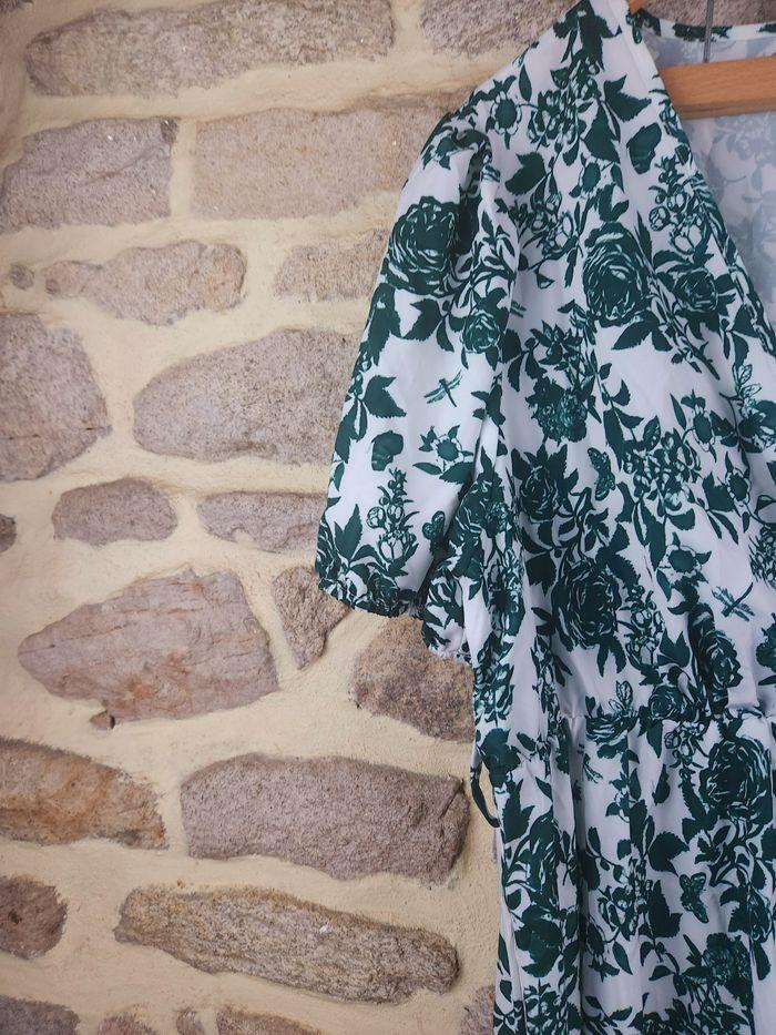 Robe manches bouffantes verte et blanche Femme taille 54 marque Boohoo 🍬 - photo numéro 2