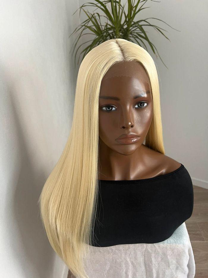 Perruque blonde lisse avec lace frontal - photo numéro 2