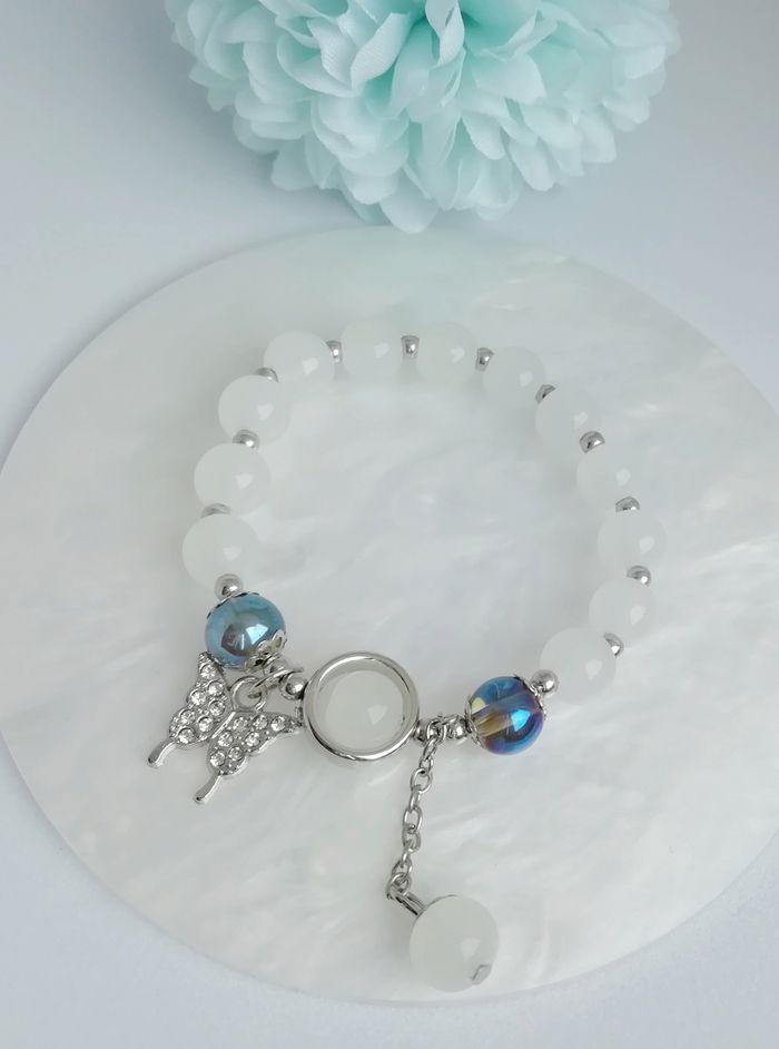 Joli bracelet en perles de verre blanche avec pendentif papillon - photo numéro 6