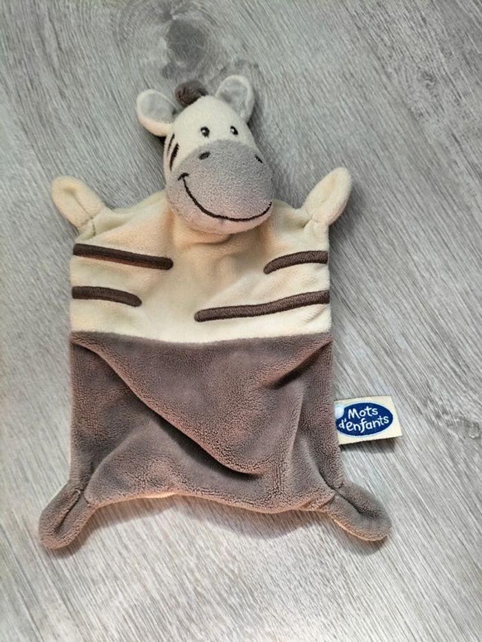 Doudou peluche plat zèbre beige mots d'enfants acheté chez Leclerc - photo numéro 1