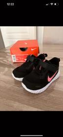 Nike révolution 5 noires et roses