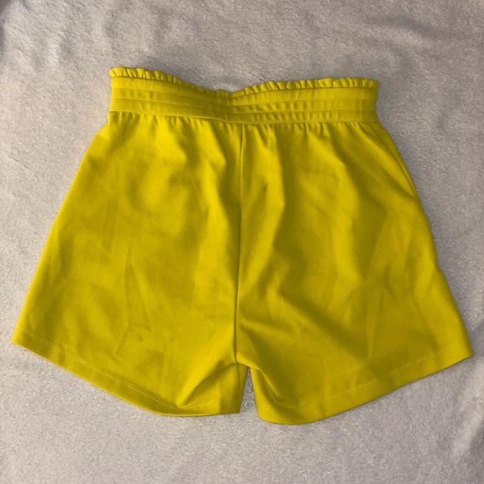 Short jaune - photo numéro 5