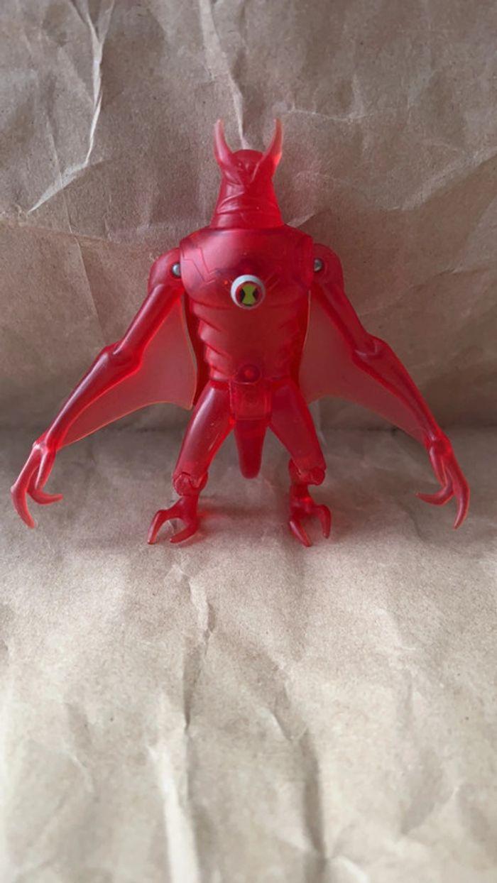 Bandai - 2008 Rare figurine Ben 10 clear red Jetray 10cm - photo numéro 2