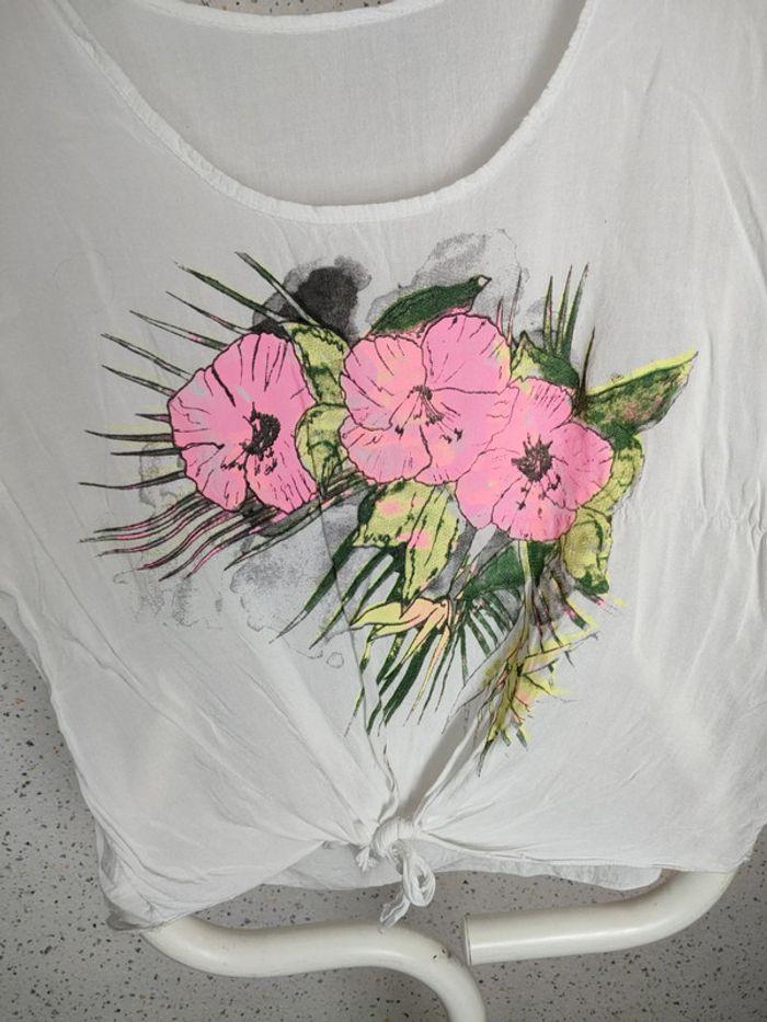 T-shirt été blanc et fleurs tropicales fluorescentes - photo numéro 2