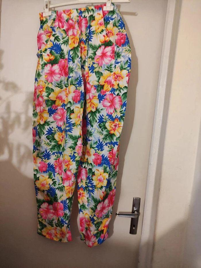 Pantalon fleuri Tissu léger Taille 14 ans 156 cm Un plus 1+. - photo numéro 1