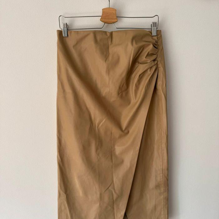 Jupe midi Zara en simili cuir beige, taille L. - photo numéro 4