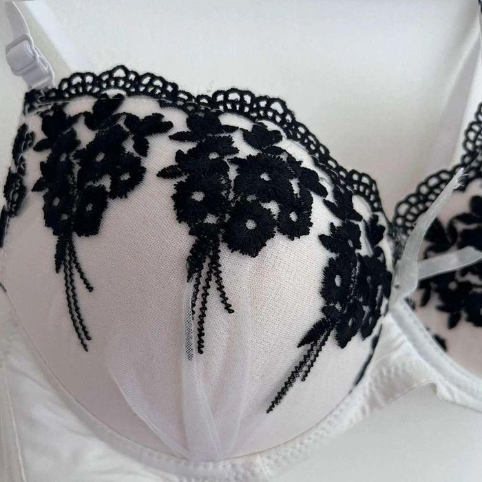 Soutien-gorge  blanc avec broderies noires - photo numéro 2