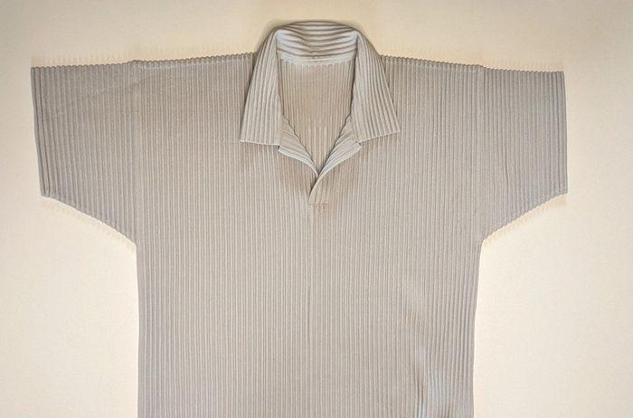 T-shirt Homme plissé, polo shirt gris comme neuf taille 4 - photo numéro 2