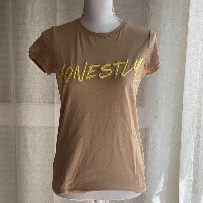 T-shirt beige « Honestly » - photo numéro 1