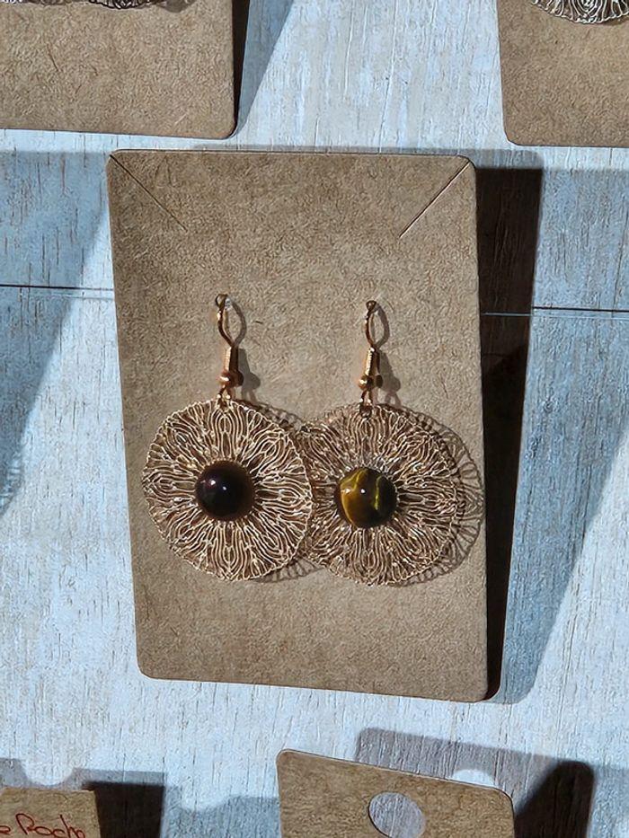 Boucles d'oreilles soleil avec pierre naturelle en œil de tigre