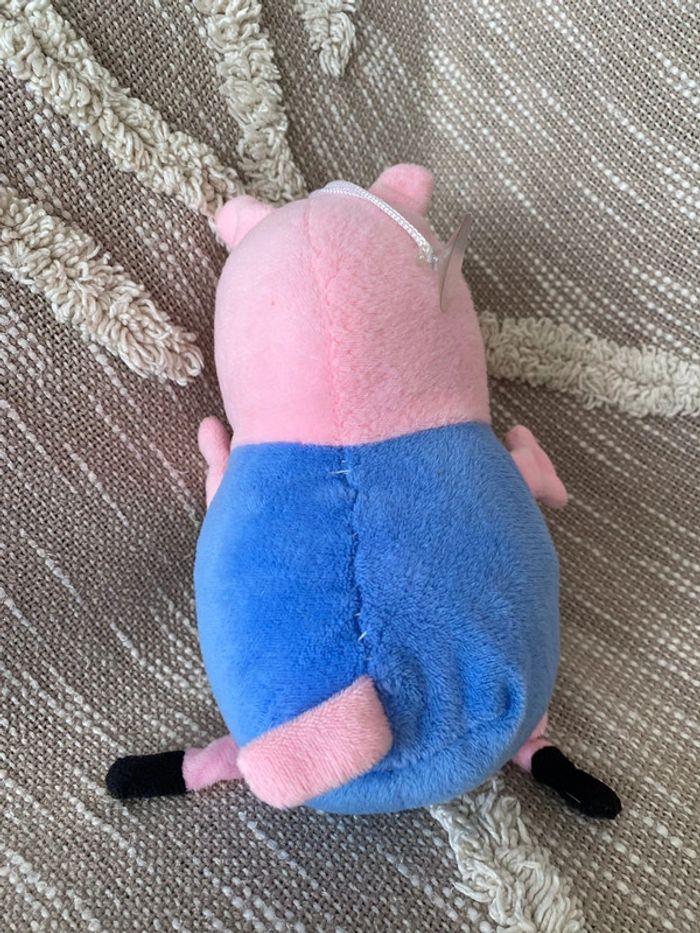 Peluche doudou 21cm Peppa Pig george petit frère cochon rose et bleu très bon état - photo numéro 3