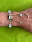 Beau bracelet de perles blanches et fleur style boho chic