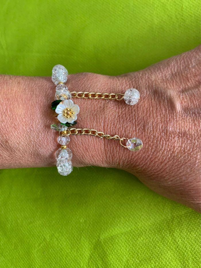 Beau bracelet de perles blanches et fleur style boho chic - photo numéro 1