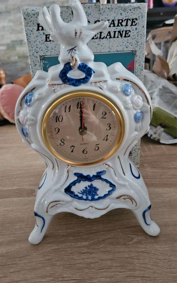 Horloge quarte en porcelaine