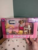 Mini barbie dans sa chambre