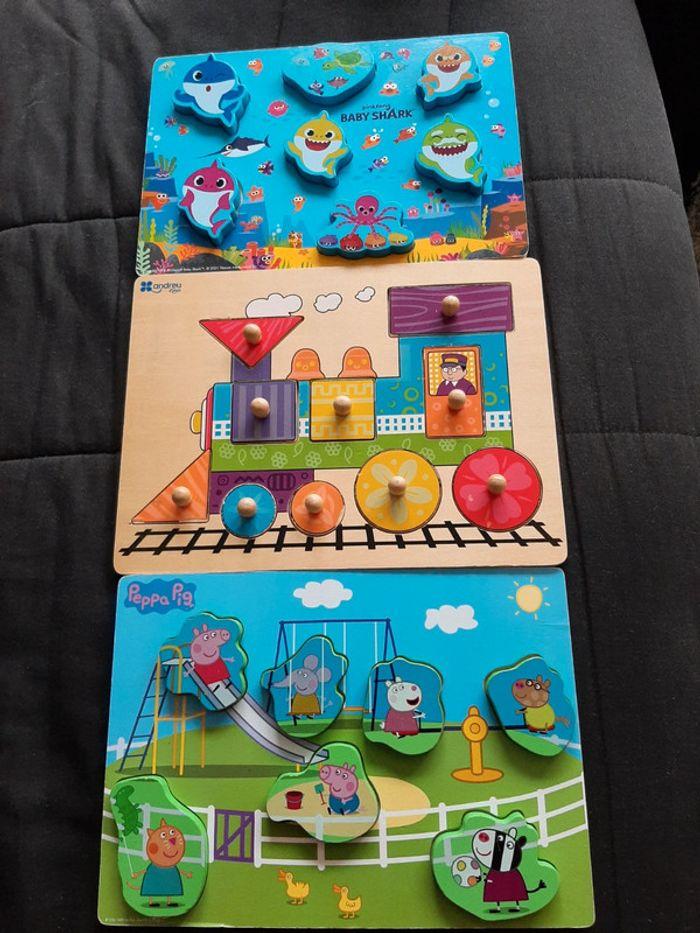 Lot de 3 puzzles en bois Peppa Pig, baby shark, train - photo numéro 1