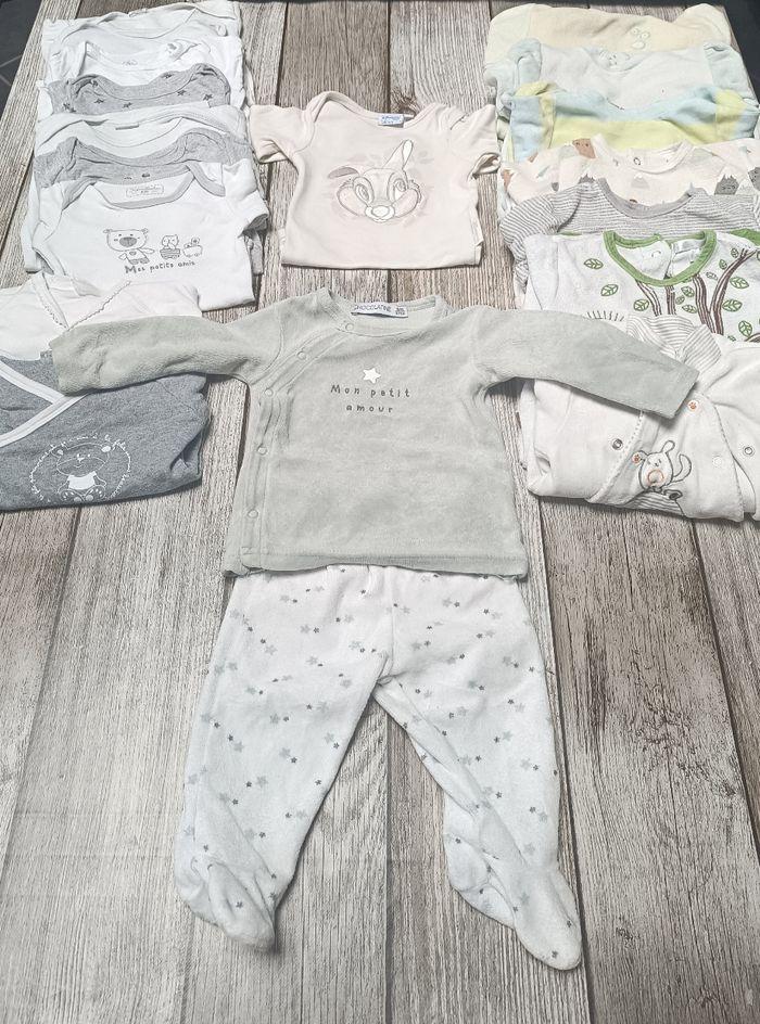 Lot pyjamas et bodys 6mois - photo numéro 1