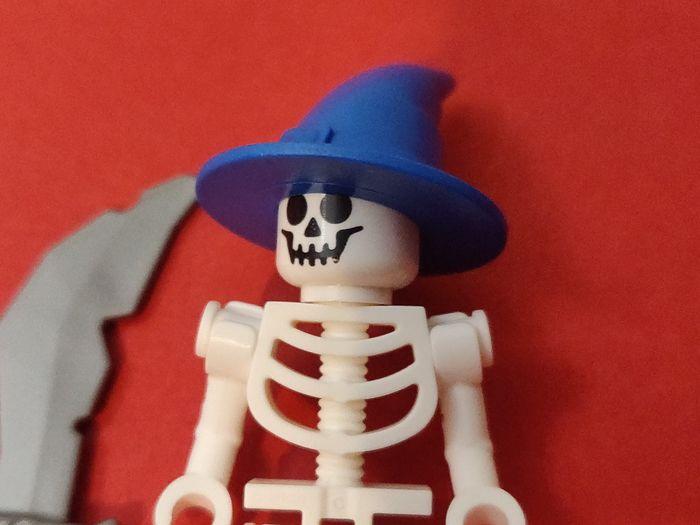 Figurine Lego squelette chapeau sorcière avec sabre Halloween - vrai Lego - photo numéro 6