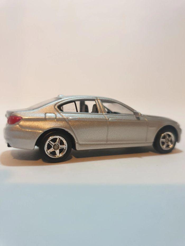 Welly BMW 535 i Serie 5 F10 Gris Métalisé n° 52319 - 1/64 - photo numéro 7