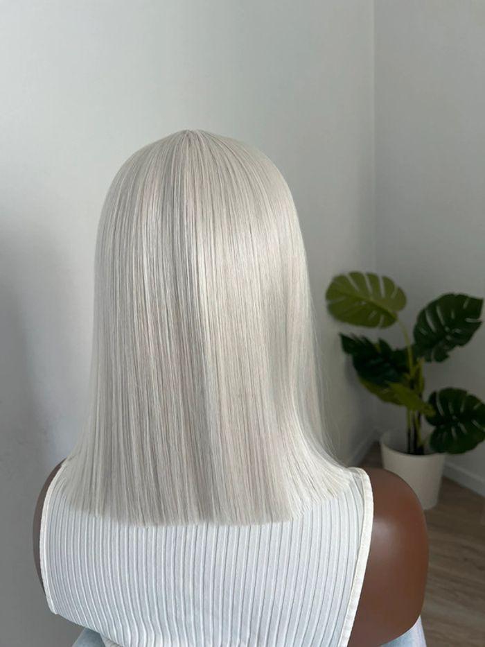 Perruque bob blonde carré plongeant lace front - photo numéro 9