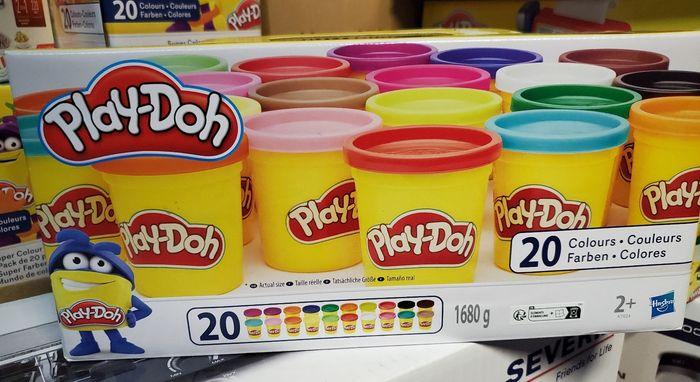 Coffret 20 pots de pâte à modeler Play Doh.