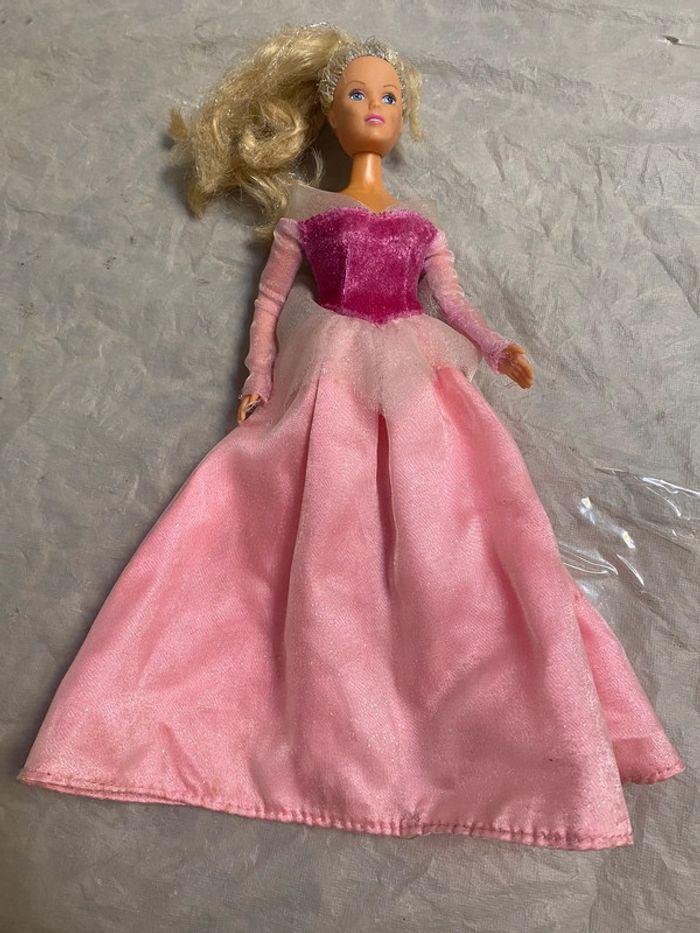 Poupée barbie princesse . - photo numéro 1