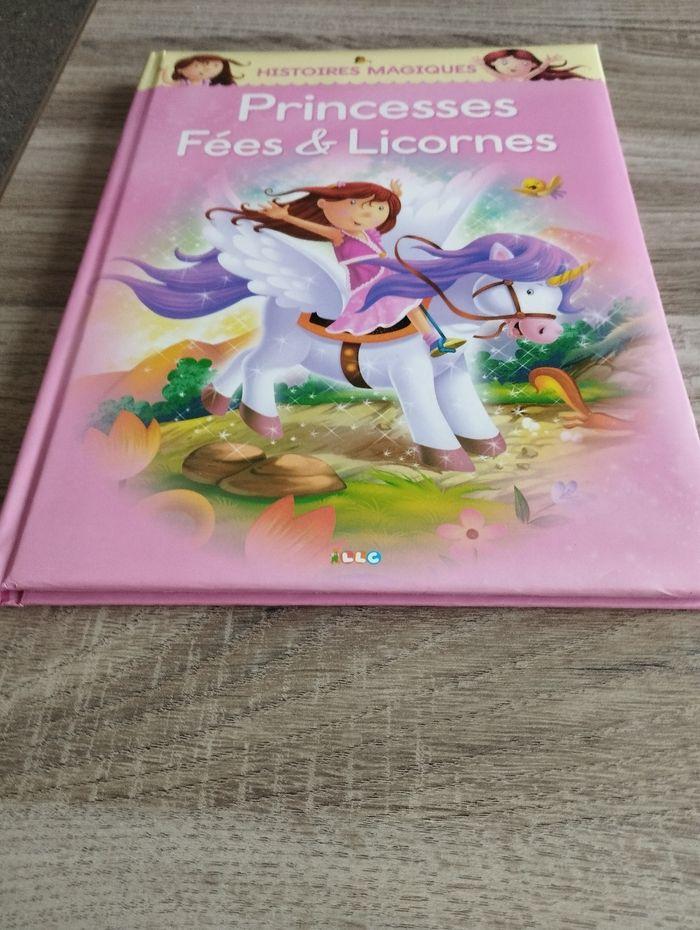 Livre princesses fées et licornes - photo numéro 1