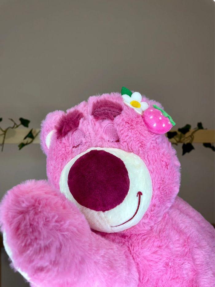 Peluche Lotso Toy Story, l’ours a la fraise endormi - photo numéro 9