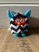 Petite peluche Furby tête orange, oreilles bleu, blanc avec rayure noir, très bon état