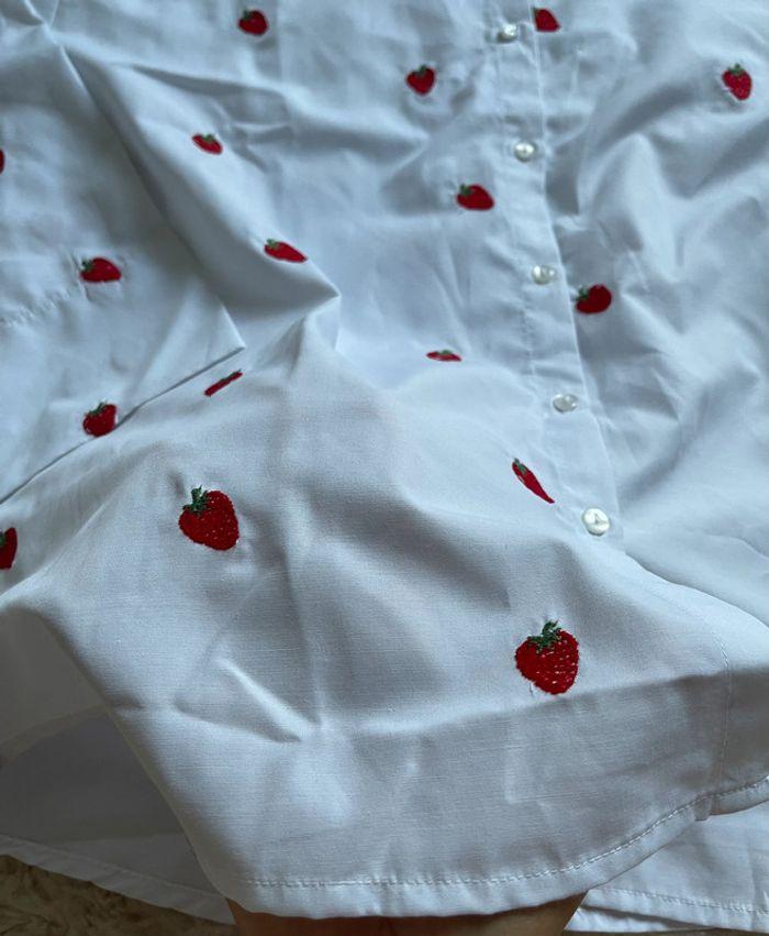 Chemise NA-KD blanche avec broderie fraise - photo numéro 4