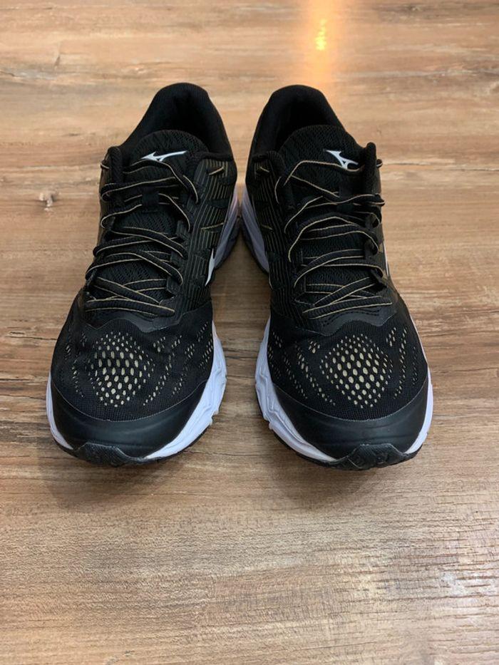 Basket Mizuno taille 44. - photo numéro 1