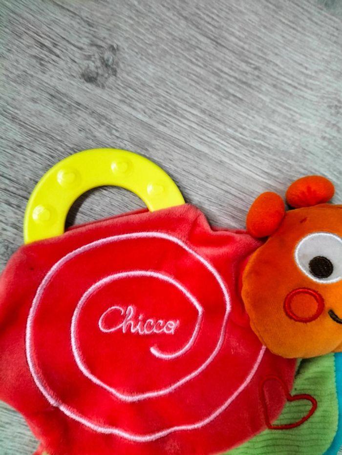 Doudou peluche plat escargot multicolore avec un anneau de dentition Chicco - photo numéro 3