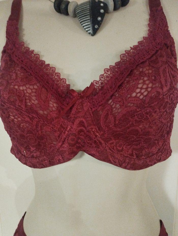 Ensemble de lingerie neuf avec armatures sans rembourrage , bordeaux. Taille 95c et L pour le bas - photo numéro 2