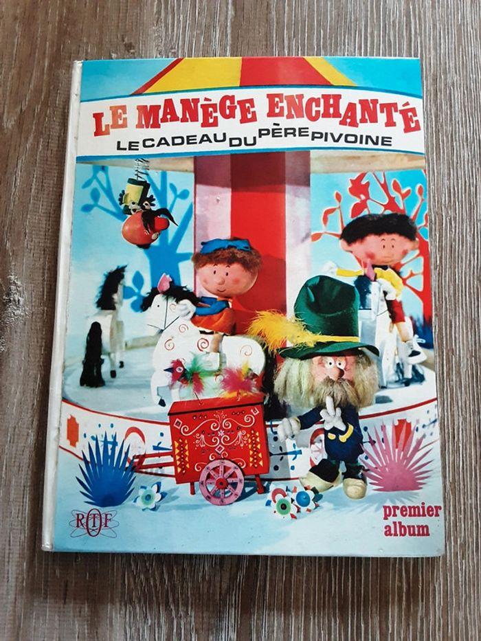 Livre "Le manège enchanté" - photo numéro 1