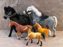 Lot de 5 figurines chevaux tissus et plastique 11cm x 2, 8cm et 6cm