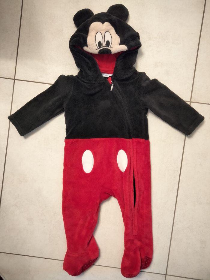 Sur pyjama Mickey - photo numéro 1