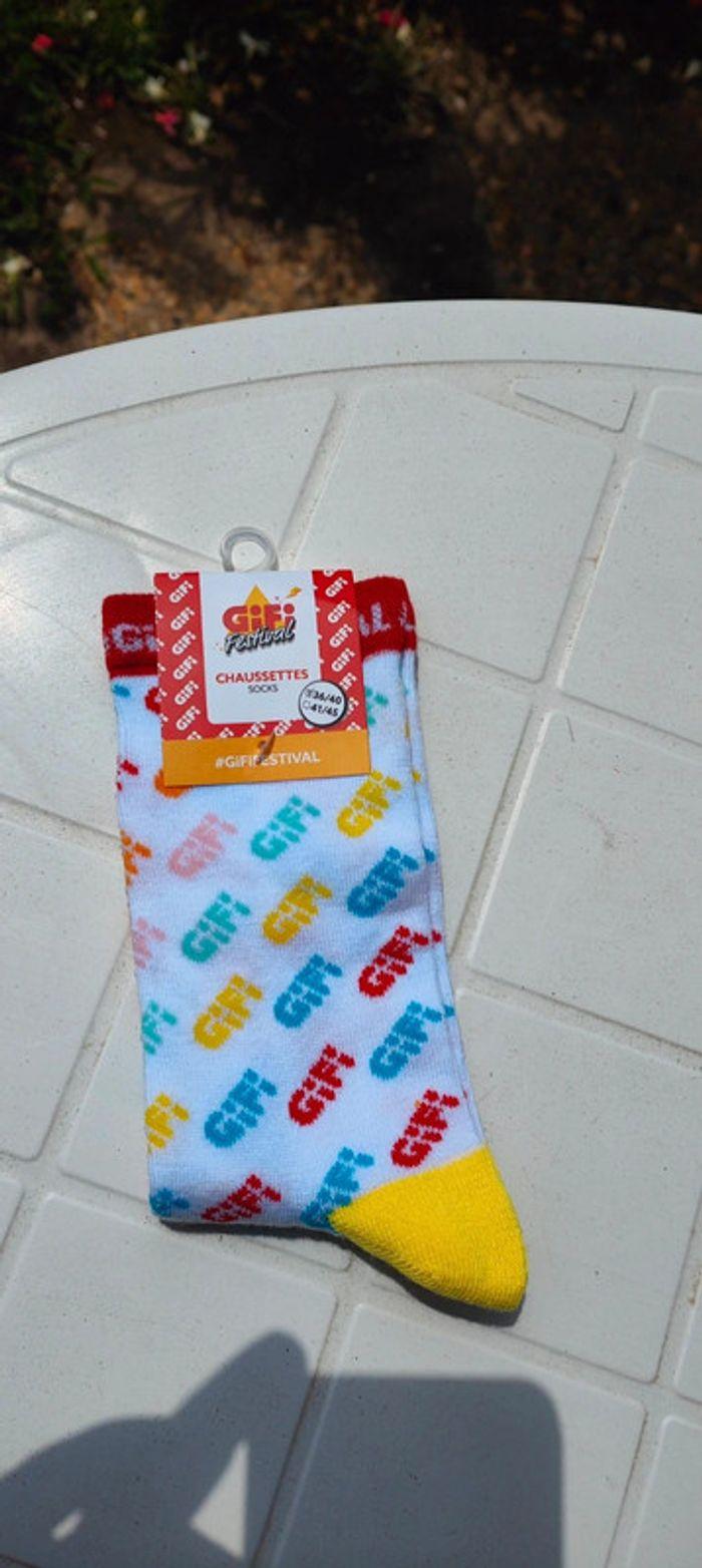 Paire de chaussettes blanches avec motifs multicolores neuve 1e - photo numéro 4