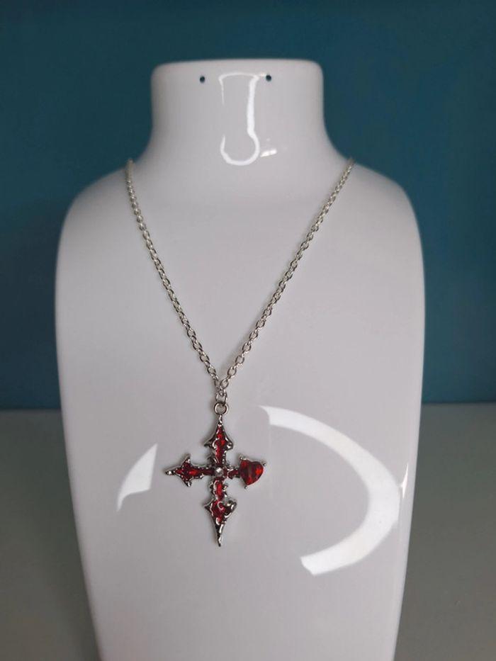 Collier croix rouge - photo numéro 1