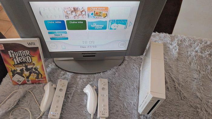 Console Wii avec deux manettes et un jeu sans capteur - photo numéro 2