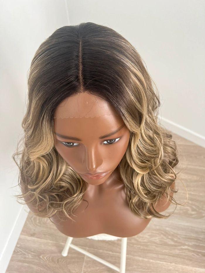 Magnifique perruque blonde ondulée lace front - photo numéro 7