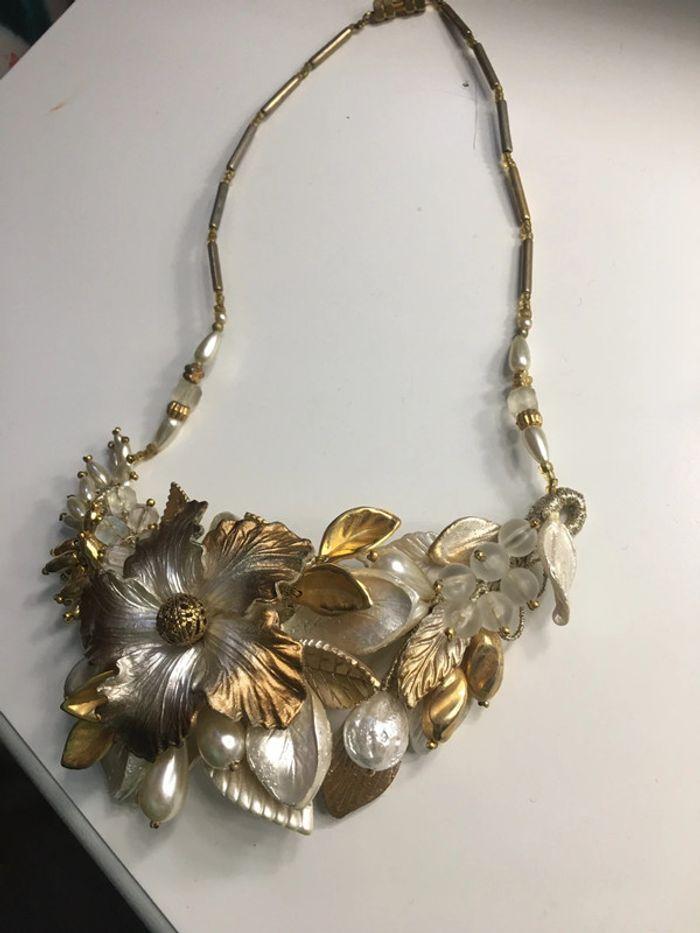 collier fleurs dans les tons dorés et blanc - photo numéro 2