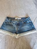 Short court en jean et broderie femme