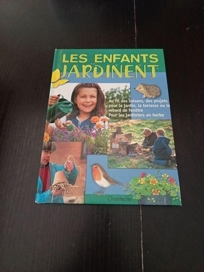 Les enfants jardinent