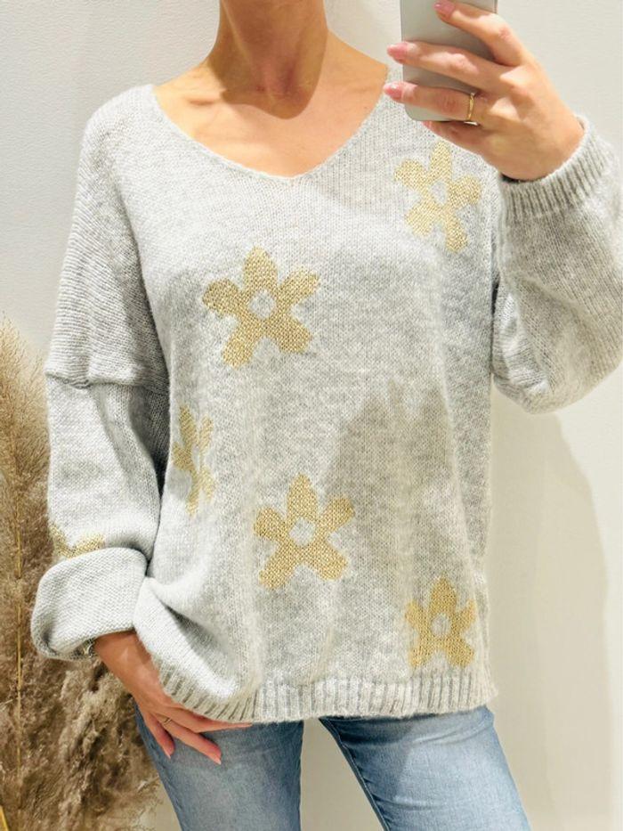 Beau pull femme gris et fleurs dorés col V laine et mohair - photo numéro 1