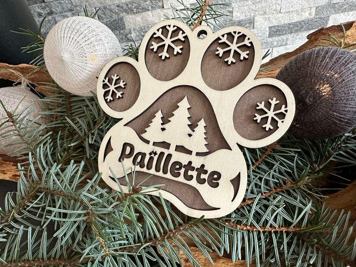 Boule de Noël patte de chien avec flocons et sapins - photo numéro 2