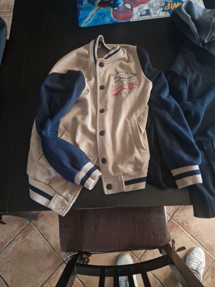 Vend 2 gilets garçon 8 ans - photo numéro 2